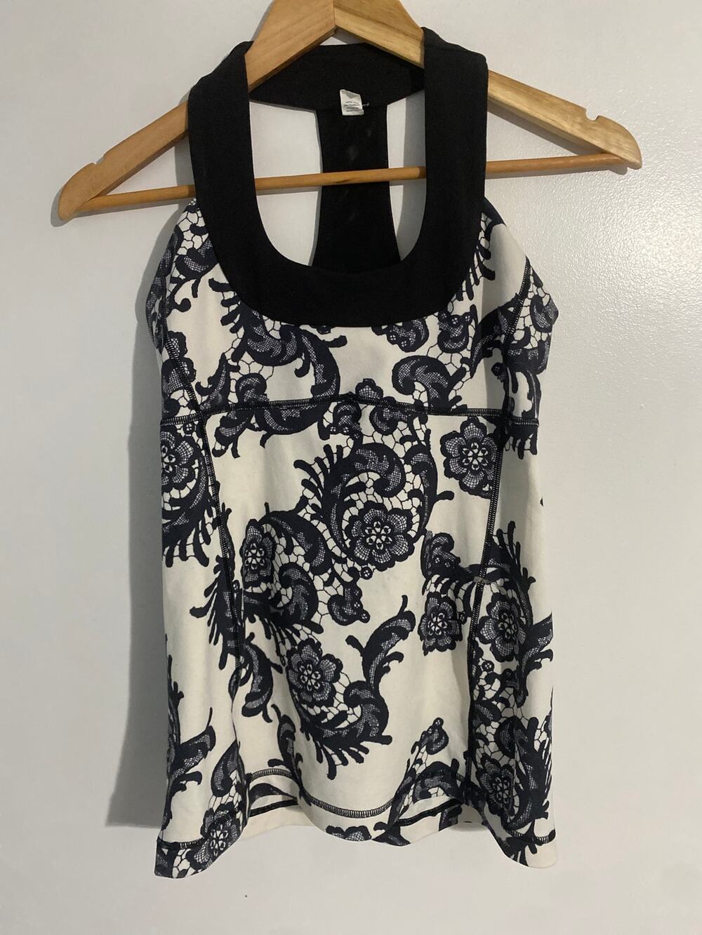 Lululemon halter tank top women’s size 6 white black paisley athleisure yoga